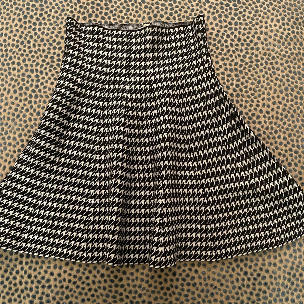 Figure skate-ish houndstooth skirt.